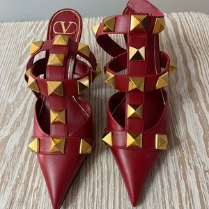 Gorgeous Valentino almost new 38.5 Roman Stud heels. Authentic.
